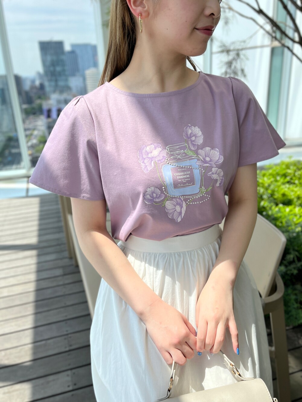 パープル系のTシャツ/カットソー、グレー系のショルダーバッグ、ホワイト系のサンダルを着用したレディースの春コーディネートの4枚目の写真