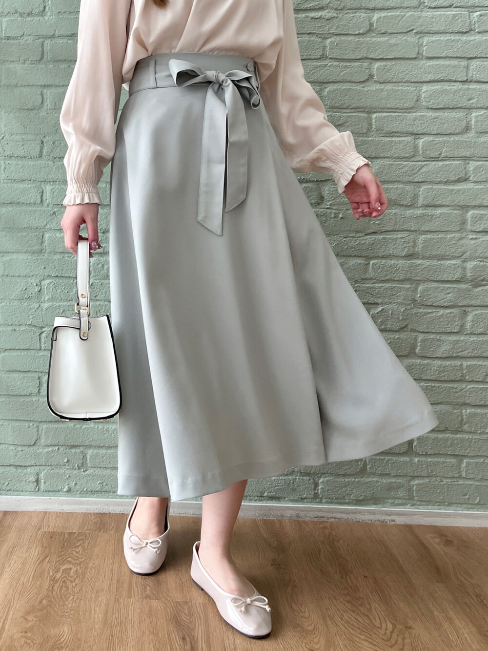 ホワイト系のシャツ/ブラウス、グリーン系のスカートを着用したレディースの春コーディネートの5枚目の写真