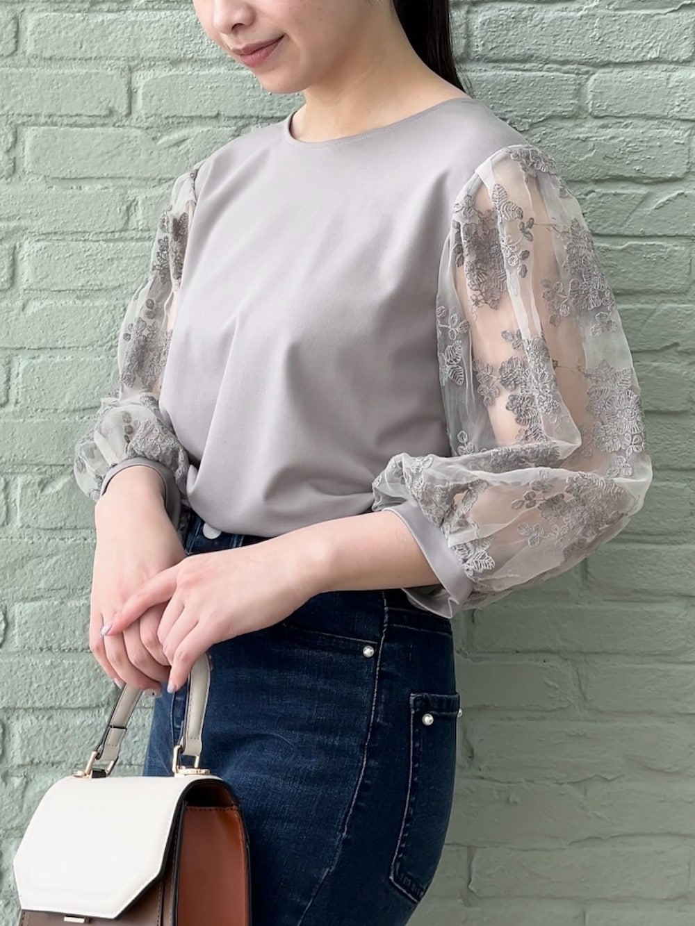 グレー系のTシャツ/カットソーを着用したレディースの夏コーディネートの4枚目の写真