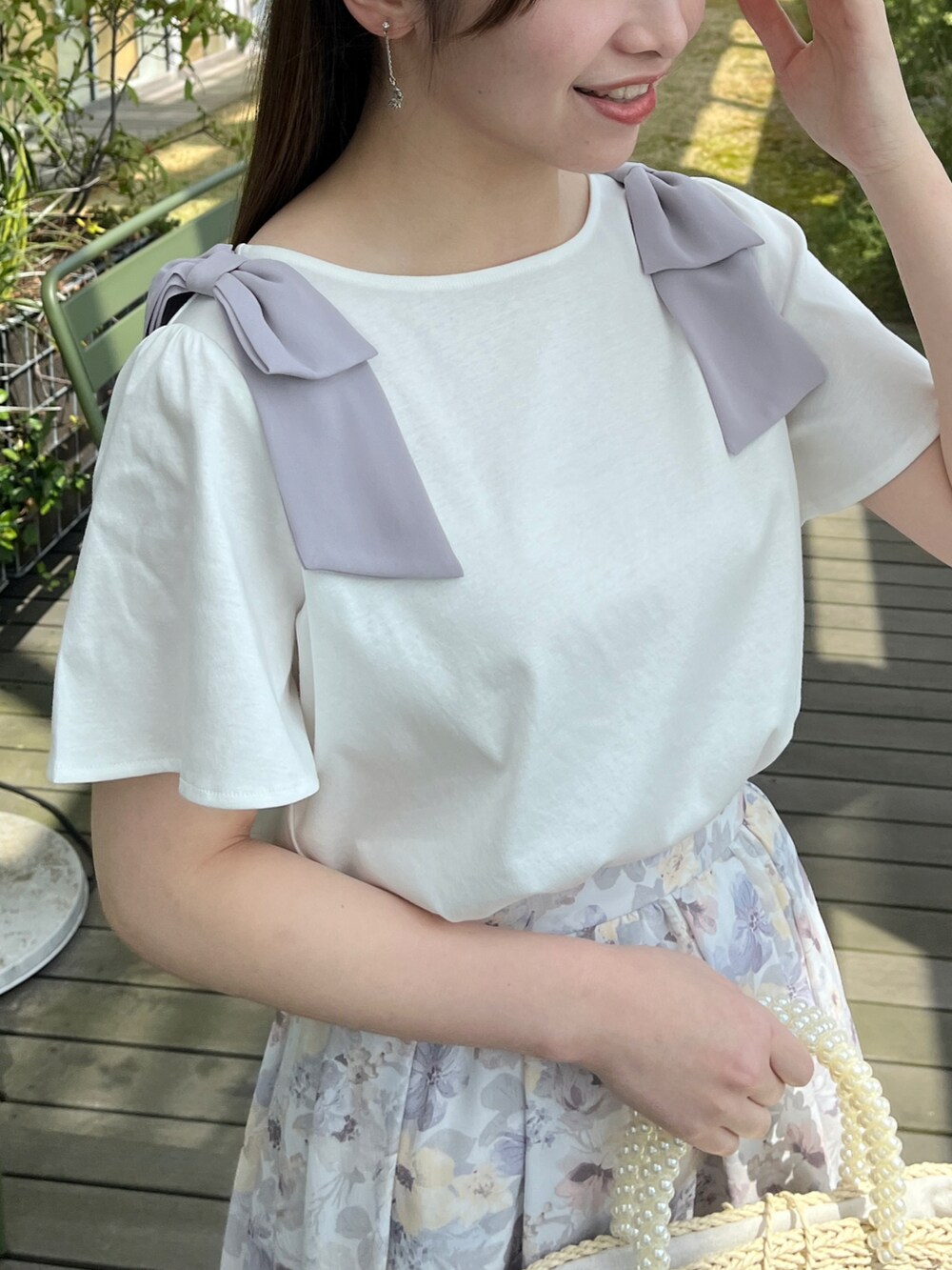 ホワイト系のスカート、ホワイト系のTシャツ/カットソーを着用したレディースの春コーディネートの4枚目の写真