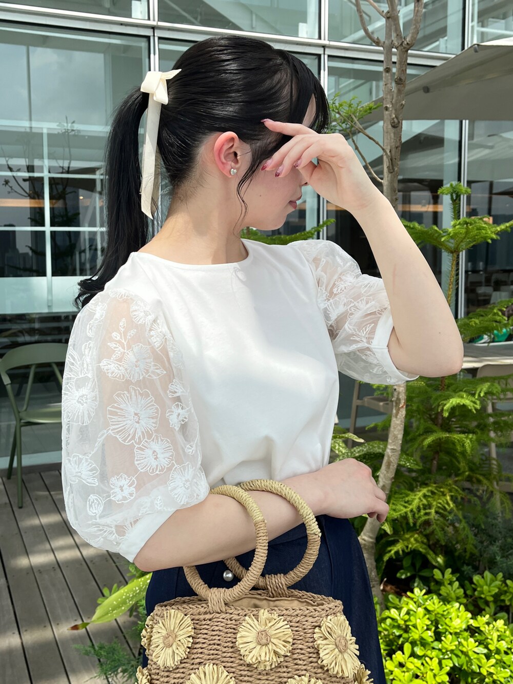 ブルー系のその他パンツ、ホワイト系のTシャツ/カットソーを着用したレディースの春コーディネートの3枚目の写真