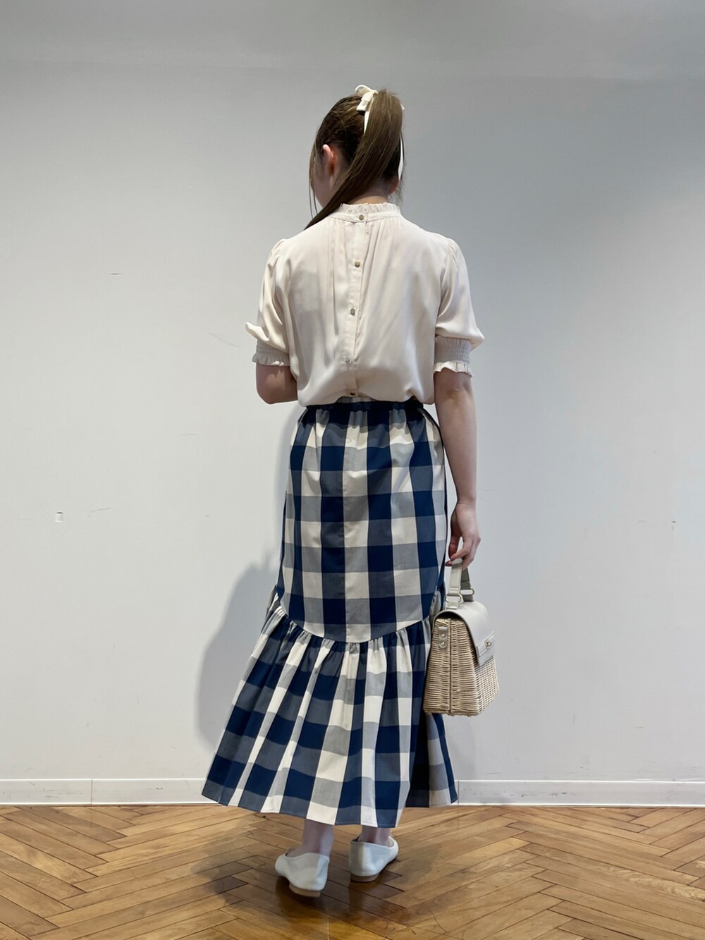 ホワイト系のシャツ/ブラウス、ブルー系のスカート、グレー系のショルダーバッグを着用したレディースの春コーディネートの3枚目の写真