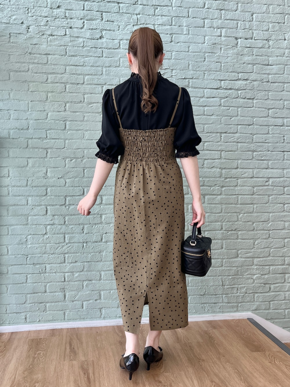 グリーン系のワンピース、ブラック系のショルダーバッグ、ブラック系のシャツ/ブラウスを着用したレディースの夏コーディネートの3枚目の写真