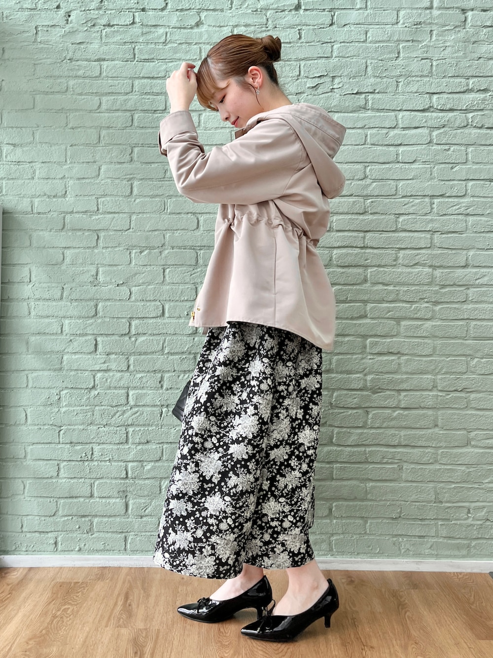 ホワイト系のTシャツ/カットソー、ブラック系のスカート、ピンク系のブルゾンを着用したレディースの秋コーディネートの2枚目の写真