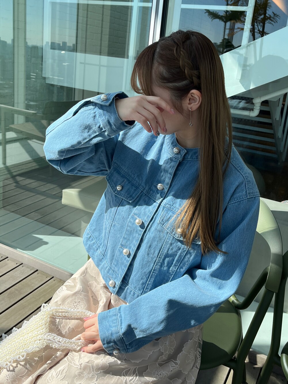 ブルー系のデニムジャケット、ベージュ系のスカートを着用したレディースの冬コーディネートの4枚目の写真