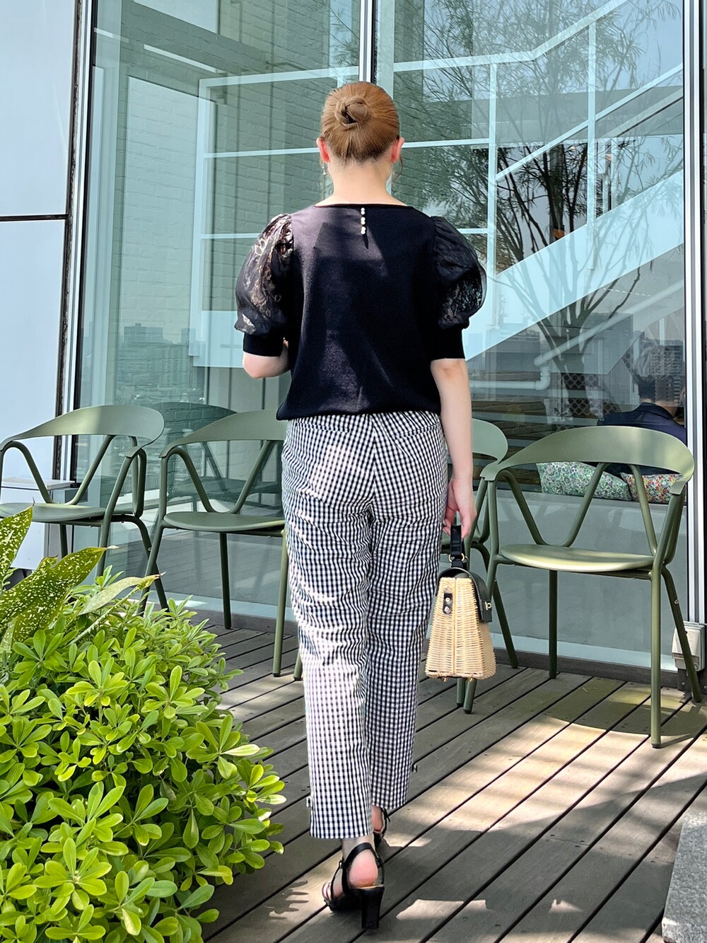 ブラック系のニット/セーター、ブラック系のその他パンツ、ブラック系のショルダーバッグを着用したレディースの夏コーディネートの3枚目の写真