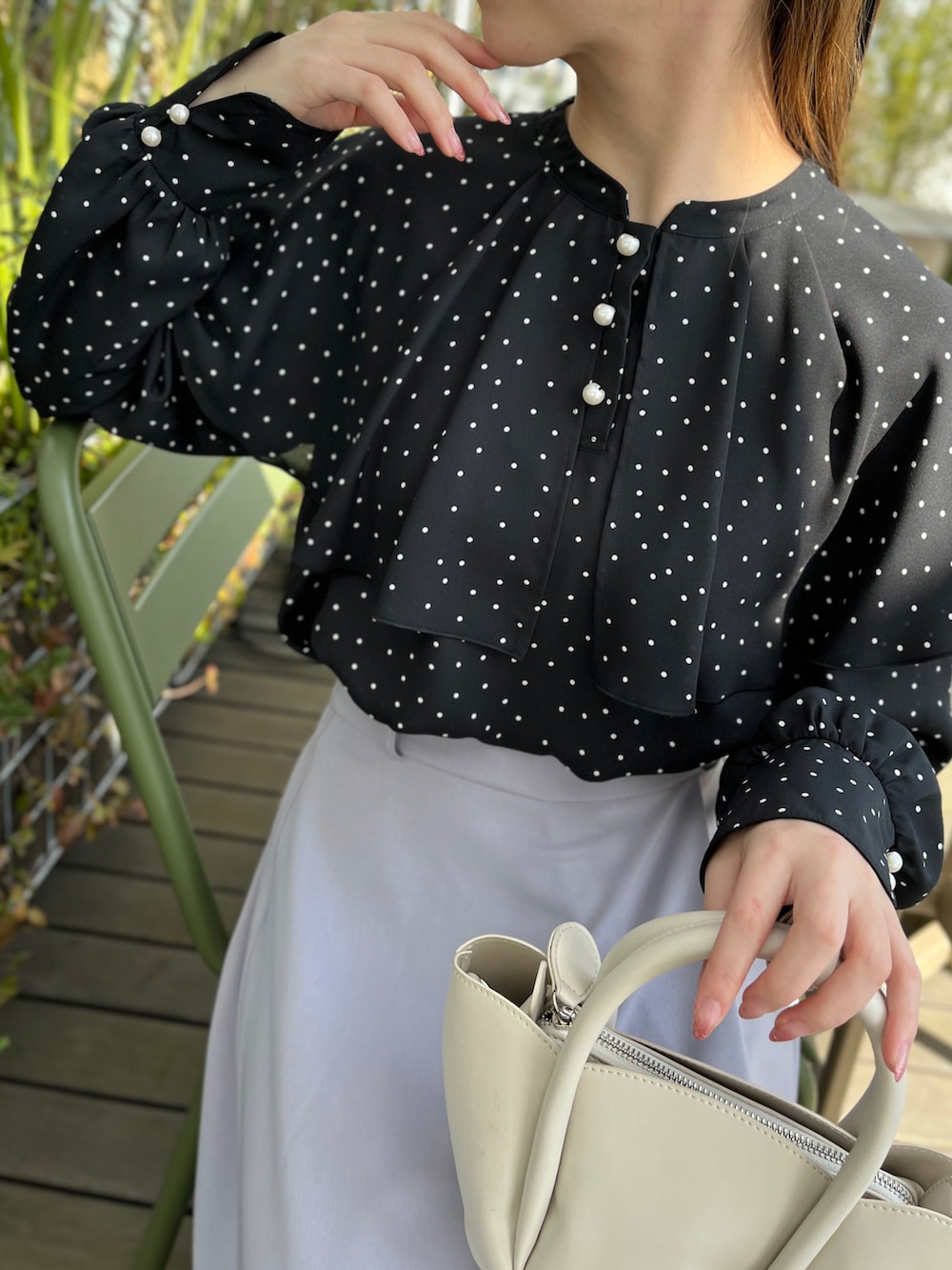 ブラック系のシャツ/ブラウス、ブルー系のスカート、ホワイト系のショルダーバッグを着用したレディースの冬コーディネートの4枚目の写真