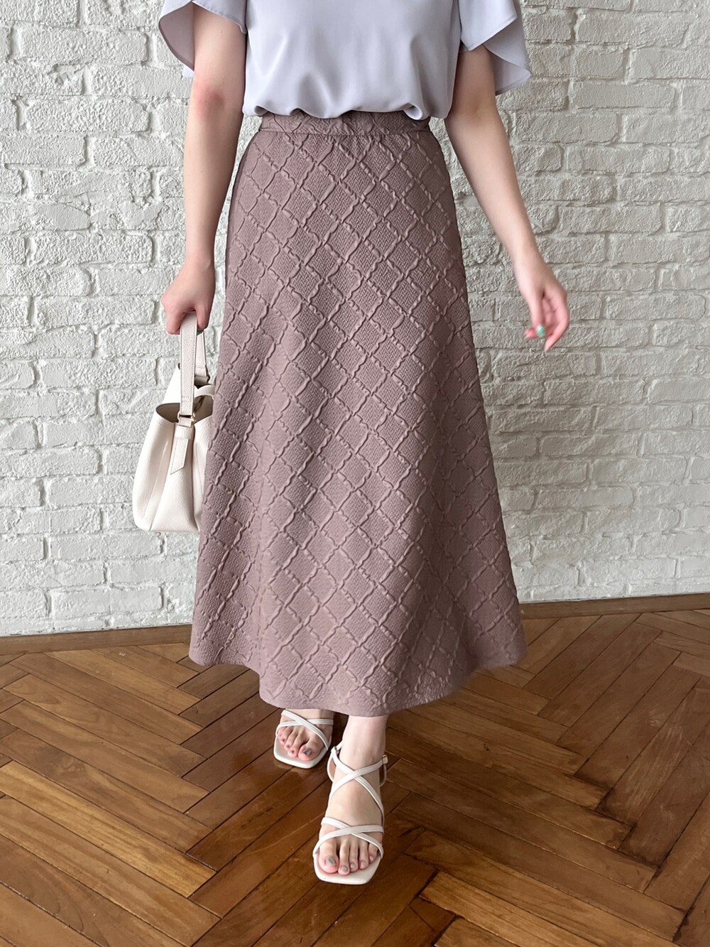 グレー系のシャツ/ブラウス、ブラウン系のスカート、ホワイト系のショルダーバッグを着用したレディースの夏コーディネートの5枚目の写真