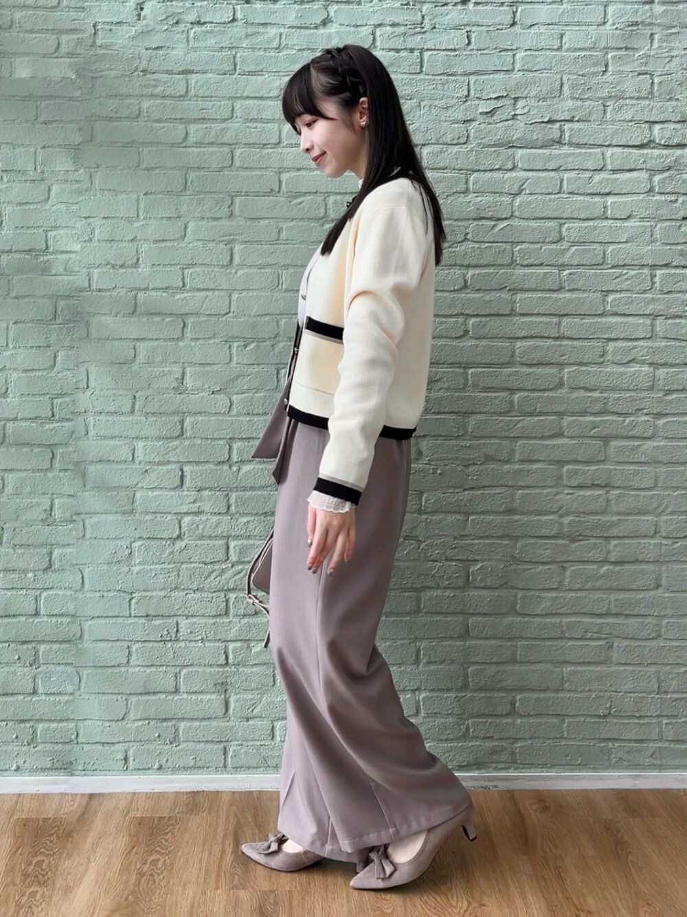 イエロー系のその他パンツ、ホワイト系のカーディガン/ボレロを着用したレディースの秋コーディネートの2枚目の写真