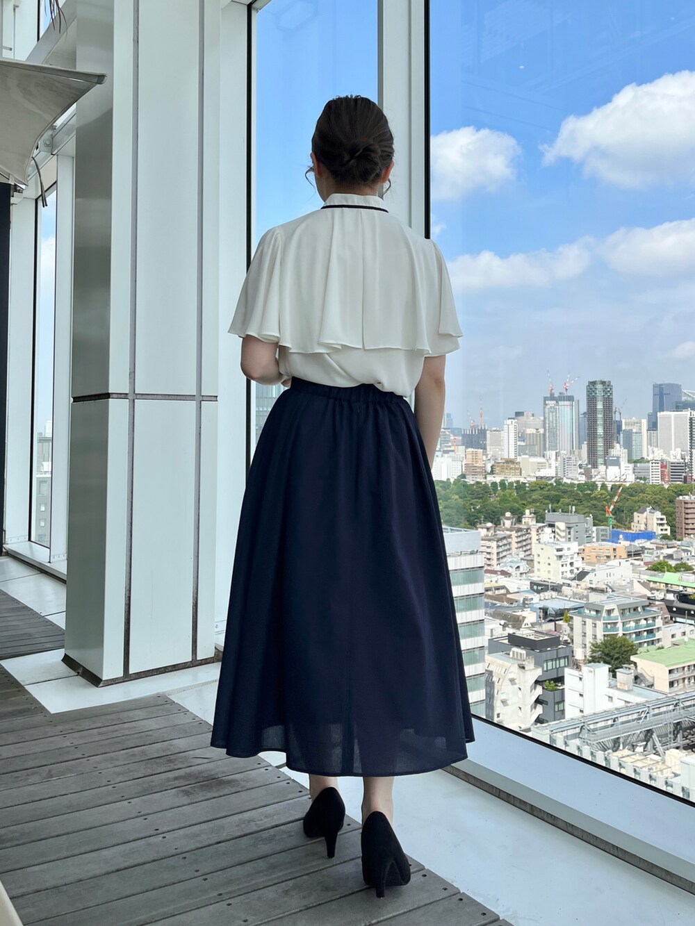 ホワイト系のシャツ/ブラウス、ブルー系のスカート、ブラック系のショルダーバッグを着用したレディースの夏コーディネートの3枚目の写真