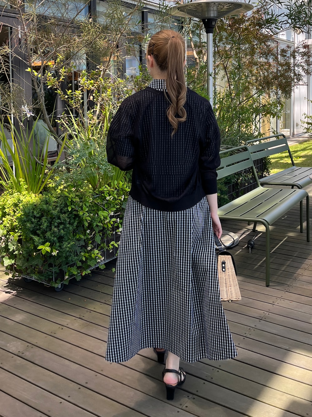 ブラック系のカーディガン/ボレロ、ブラック系のショルダーバッグ、ブラック系のサンダルを着用したレディースの夏コーディネートの3枚目の写真