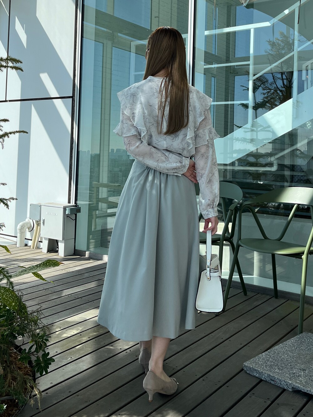 グレー系のシャツ/ブラウス、グリーン系のスカートを着用したレディースの冬コーディネートの3枚目の写真