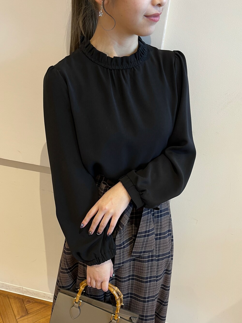 ブラック系のシャツ/ブラウス、ブラウン系のスカートを着用したレディースの秋コーディネートの4枚目の写真