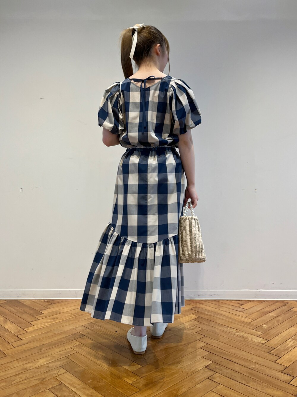 ブルー系のシャツ/ブラウス、ブルー系のスカート、ホワイト系のパンプスを着用したレディースの春コーディネートの3枚目の写真