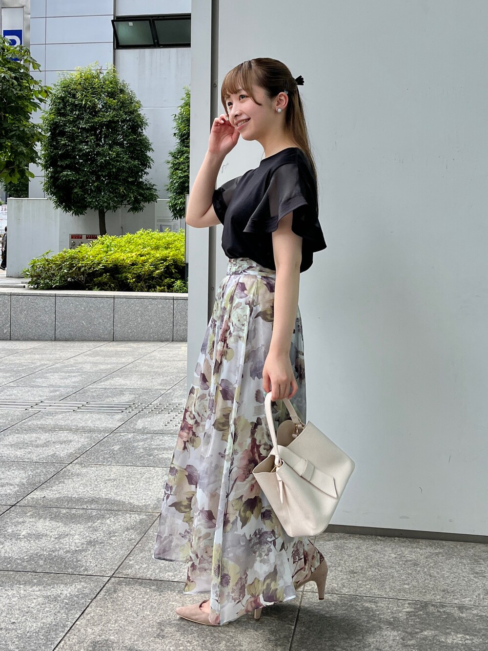 ブラック系のTシャツ/カットソー、グレー系のスカート、ベージュ系のパンプスを着用したレディースの夏コーディネートの2枚目の写真