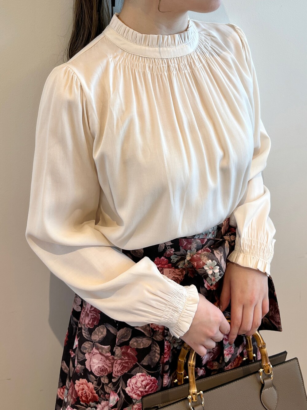 ホワイト系のシャツ/ブラウス、ブラウン系のスカートを着用したレディースの秋コーディネートの4枚目の写真