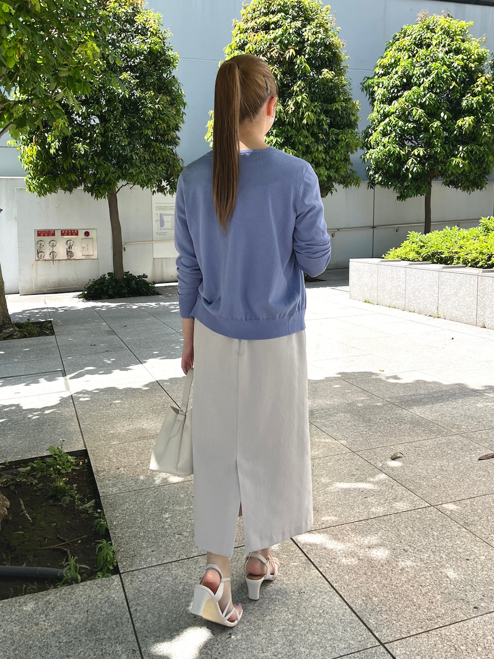 ブルー系のカーディガン/ボレロ、ブルー系のニット/セーター、ベージュ系のスカートを着用したレディースの夏コーディネートの3枚目の写真
