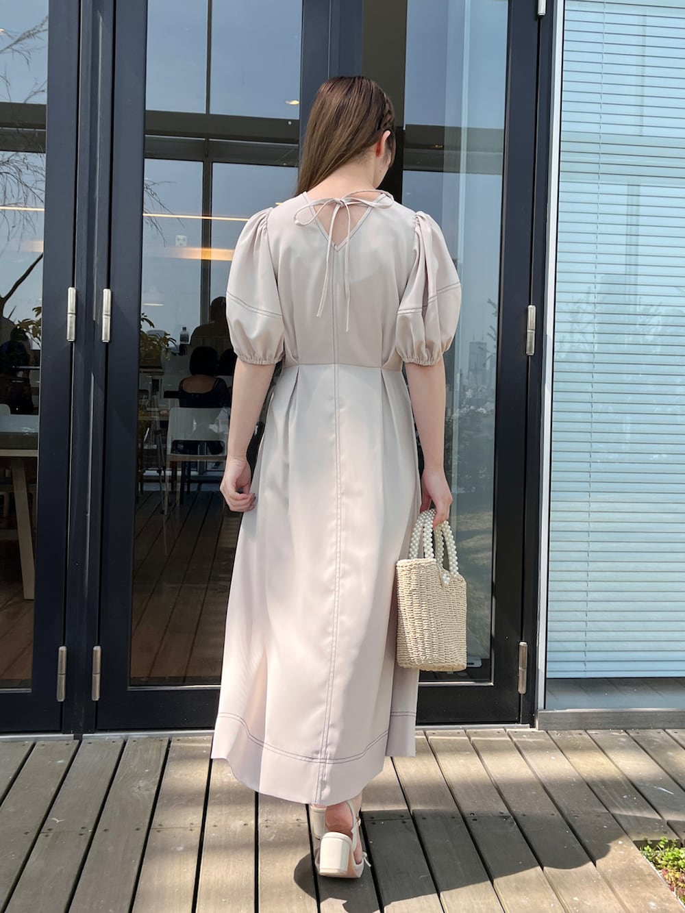 ホワイト系のワンピースを着用したレディースの春コーディネートの3枚目の写真