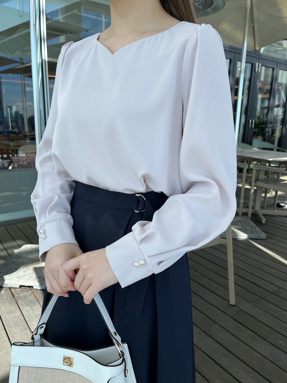 ブルー系のスカート、グレー系のシャツ/ブラウスを着用したレディースの春コーディネートの4枚目の写真