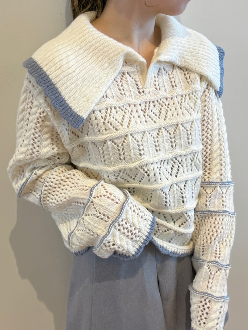 ホワイト系のニット/セーター、グレー系のその他パンツを着用したレディースの秋コーディネートの2枚目の写真