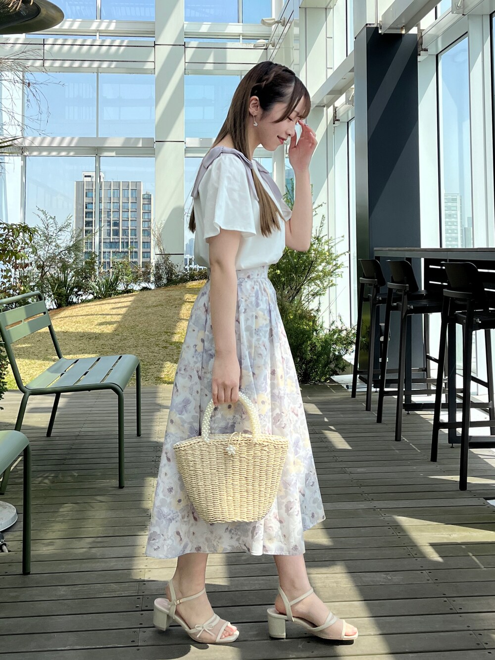 ホワイト系のスカート、ホワイト系のTシャツ/カットソーを着用したレディースの春コーディネートの2枚目の写真