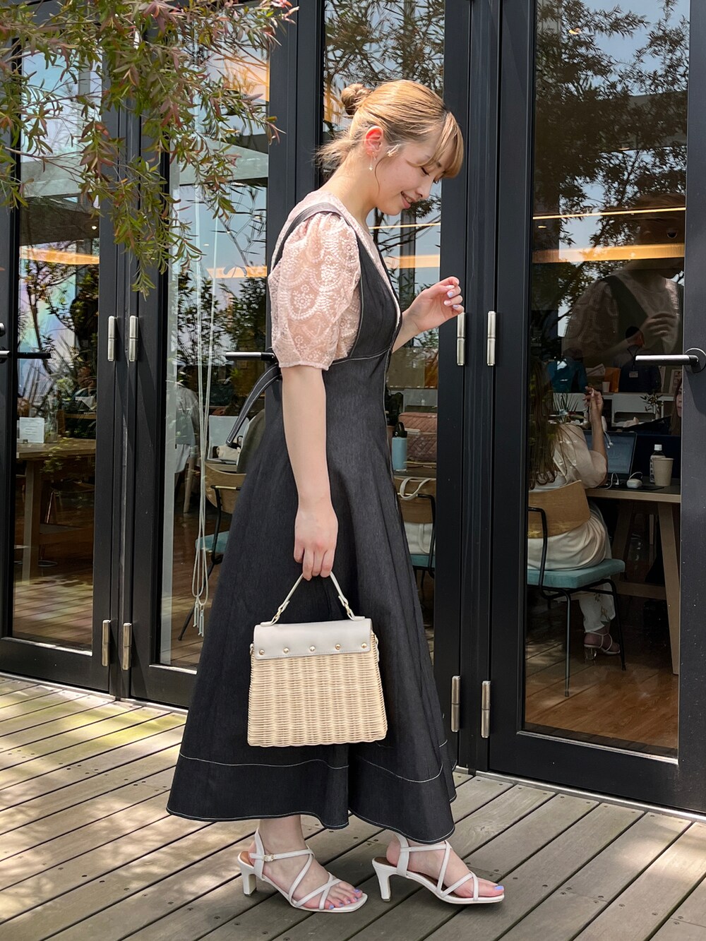 ピンク系のTシャツ/カットソー、ブラック系のスカート、グレー系のショルダーバッグを着用したレディースの夏コーディネートの2枚目の写真