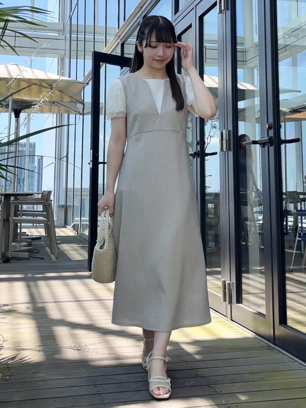 ホワイト系のカーディガン/ボレロ、ベージュ系のワンピースを着用したレディースの夏コーディネートの4枚目の写真