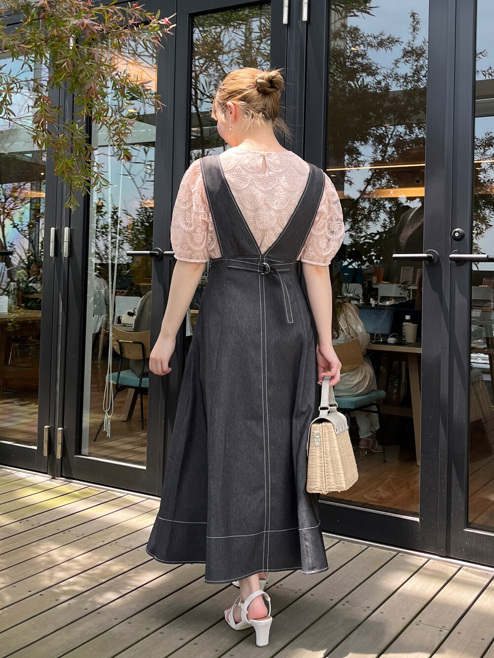 ピンク系のTシャツ/カットソー、ブラック系のスカート、グレー系のショルダーバッグを着用したレディースの夏コーディネートの3枚目の写真