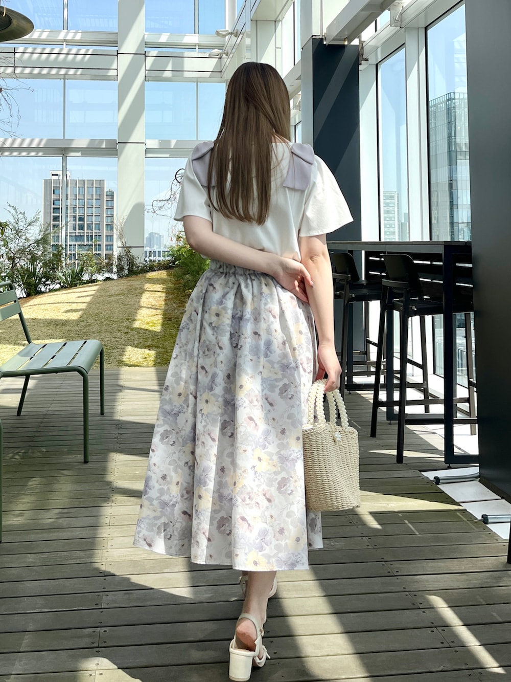 ホワイト系のスカート、ホワイト系のTシャツ/カットソーを着用したレディースの春コーディネートの3枚目の写真