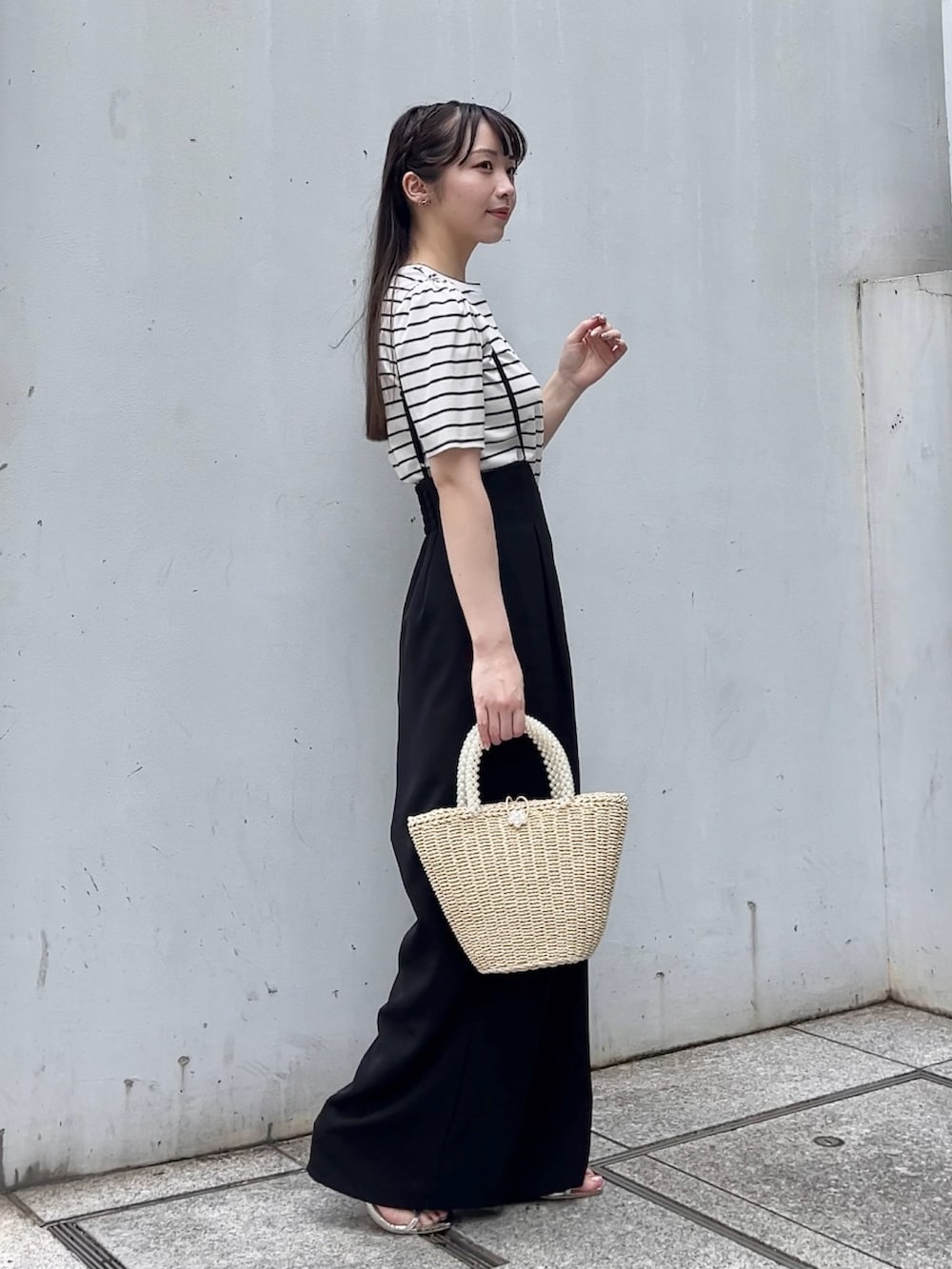 ブラック系のサロペット/オーバーオール、ブラック系のTシャツ/カットソーを着用したレディースの夏コーディネートの2枚目の写真