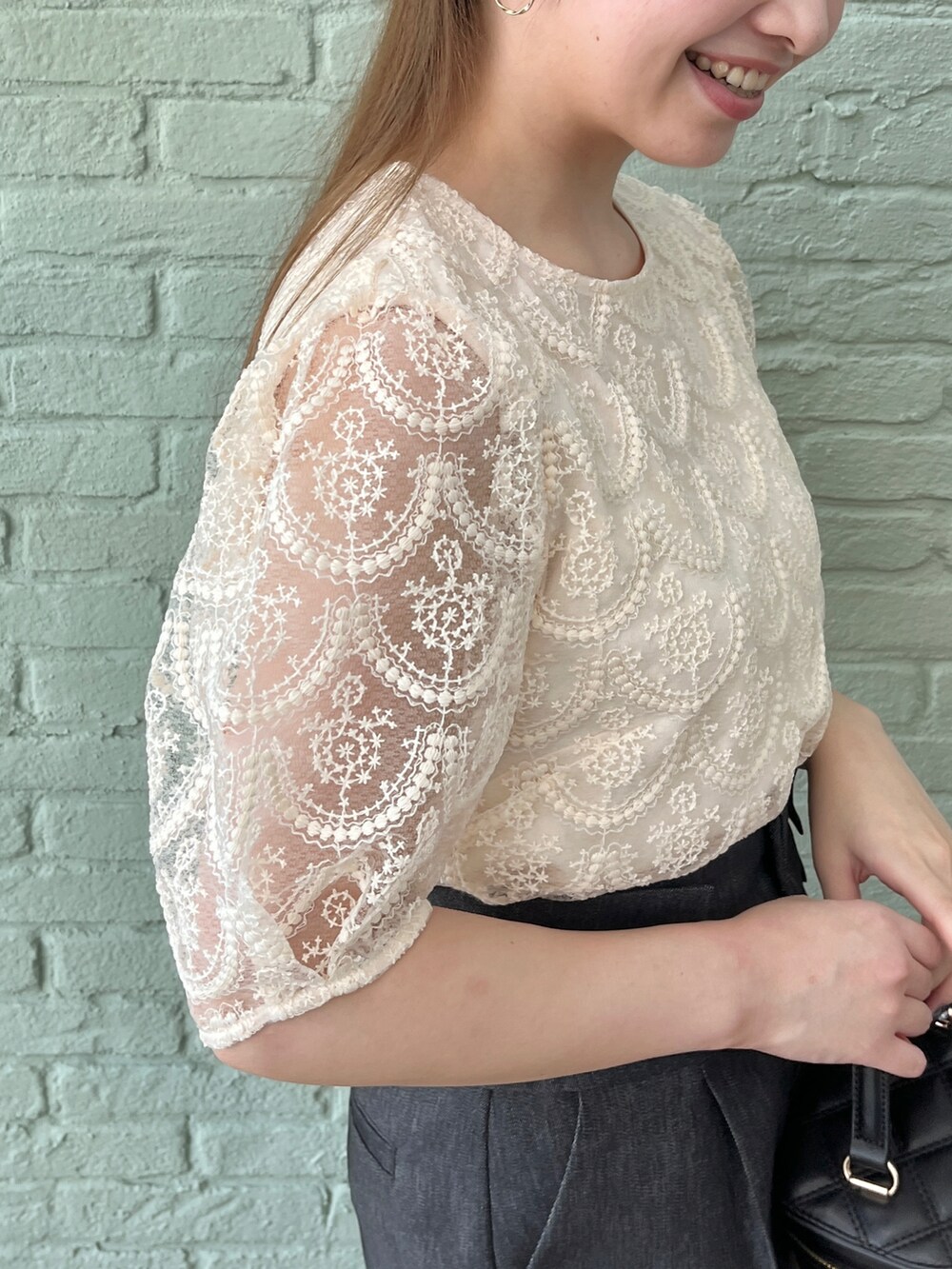 ホワイト系のTシャツ/カットソー、ブラック系のショルダーバッグ、ブラック系のその他パンツを着用したレディースの夏コーディネートの4枚目の写真