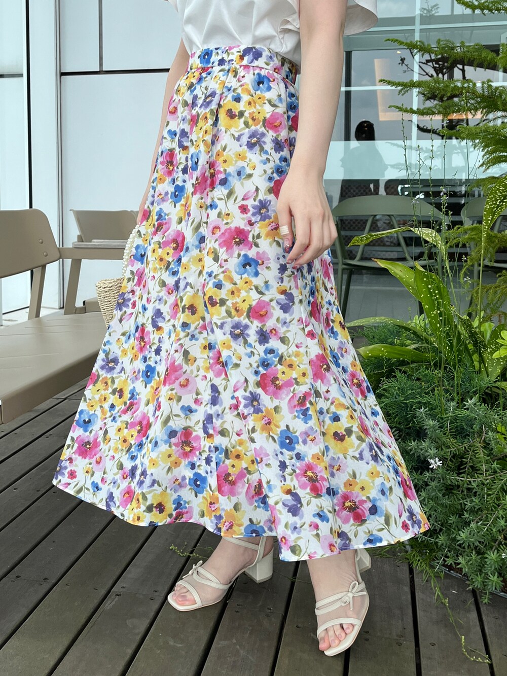 ホワイト系のスカート、ホワイト系のTシャツ/カットソーを着用したレディースの春コーディネートの4枚目の写真