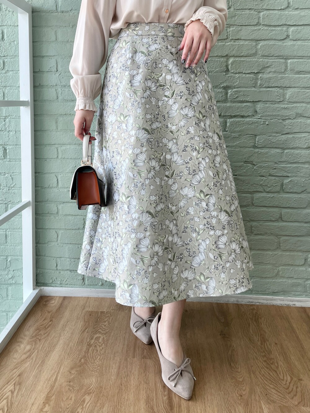 ホワイト系のシャツ/ブラウスを着用したレディースの冬コーディネートの5枚目の写真