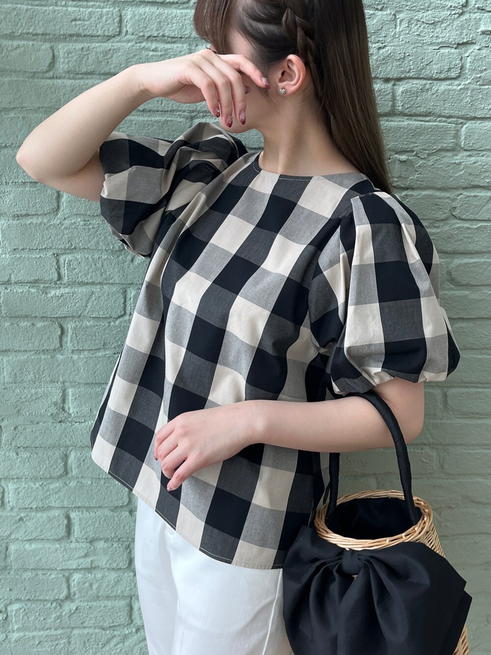 ブラック系のシャツ/ブラウス、ホワイト系のその他パンツを着用したレディースの春コーディネートの4枚目の写真