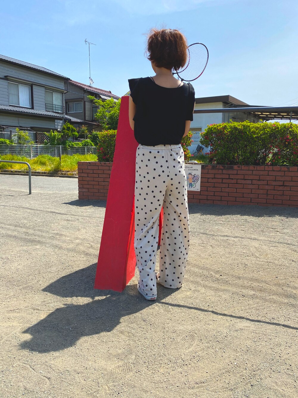 ブラック系のTシャツ/カットソー、その他のパンツ、ブラック系のスニーカーを着用したレディースの春コーディネートの3枚目の写真