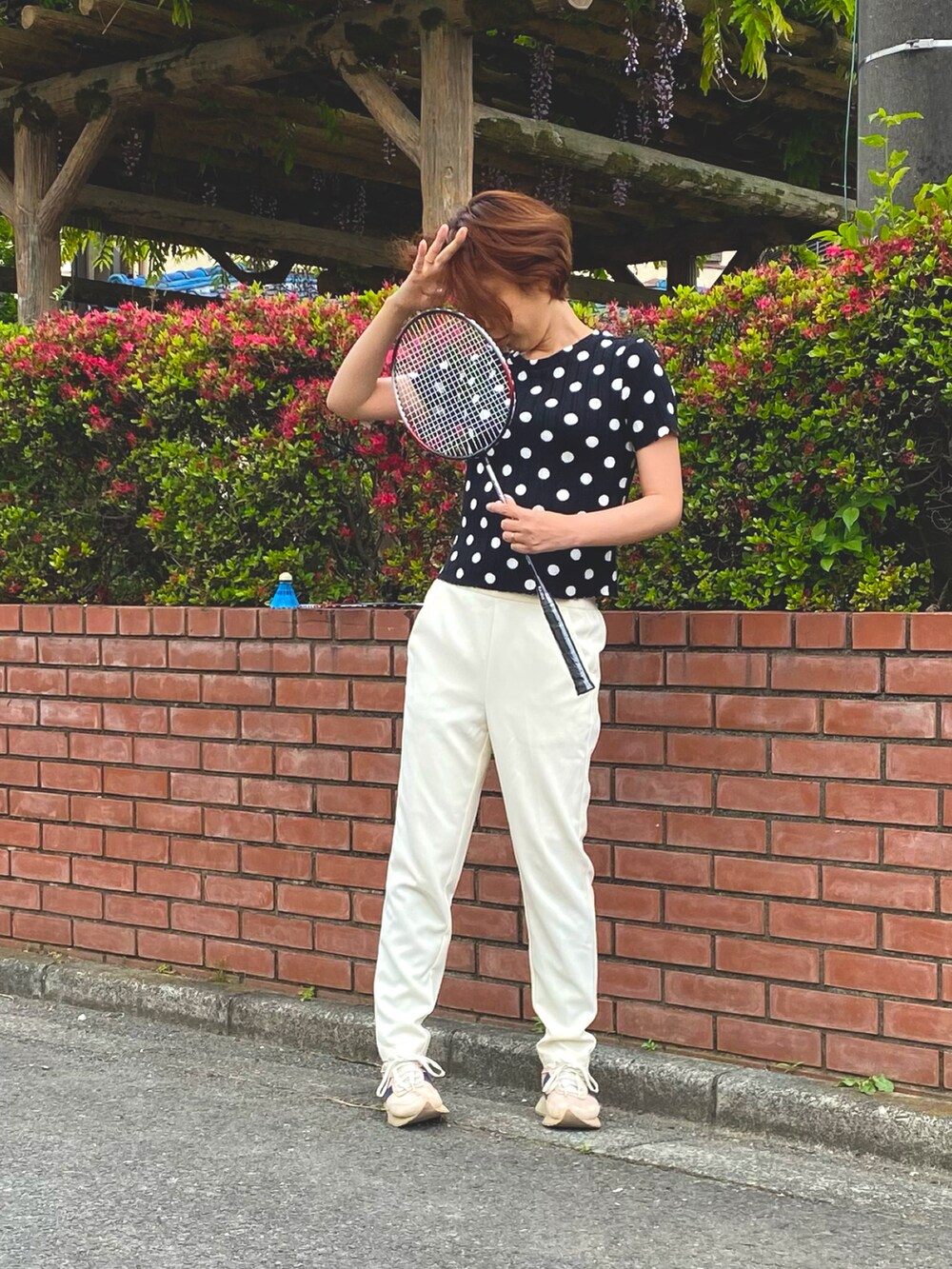 その他のTシャツ/カットソー、ホワイト系のパンツ、ピンク系のスニーカーを着用したレディースの春コーディネートの3枚目の写真