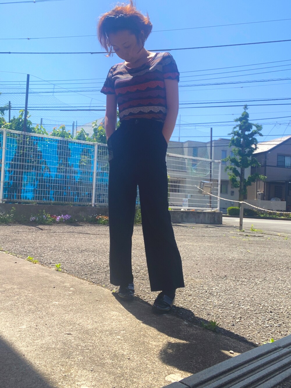 その他のTシャツ/カットソー、ブラック系のパンツ、ブラック系のパンプスを着用したレディースの春コーディネートの2枚目の写真