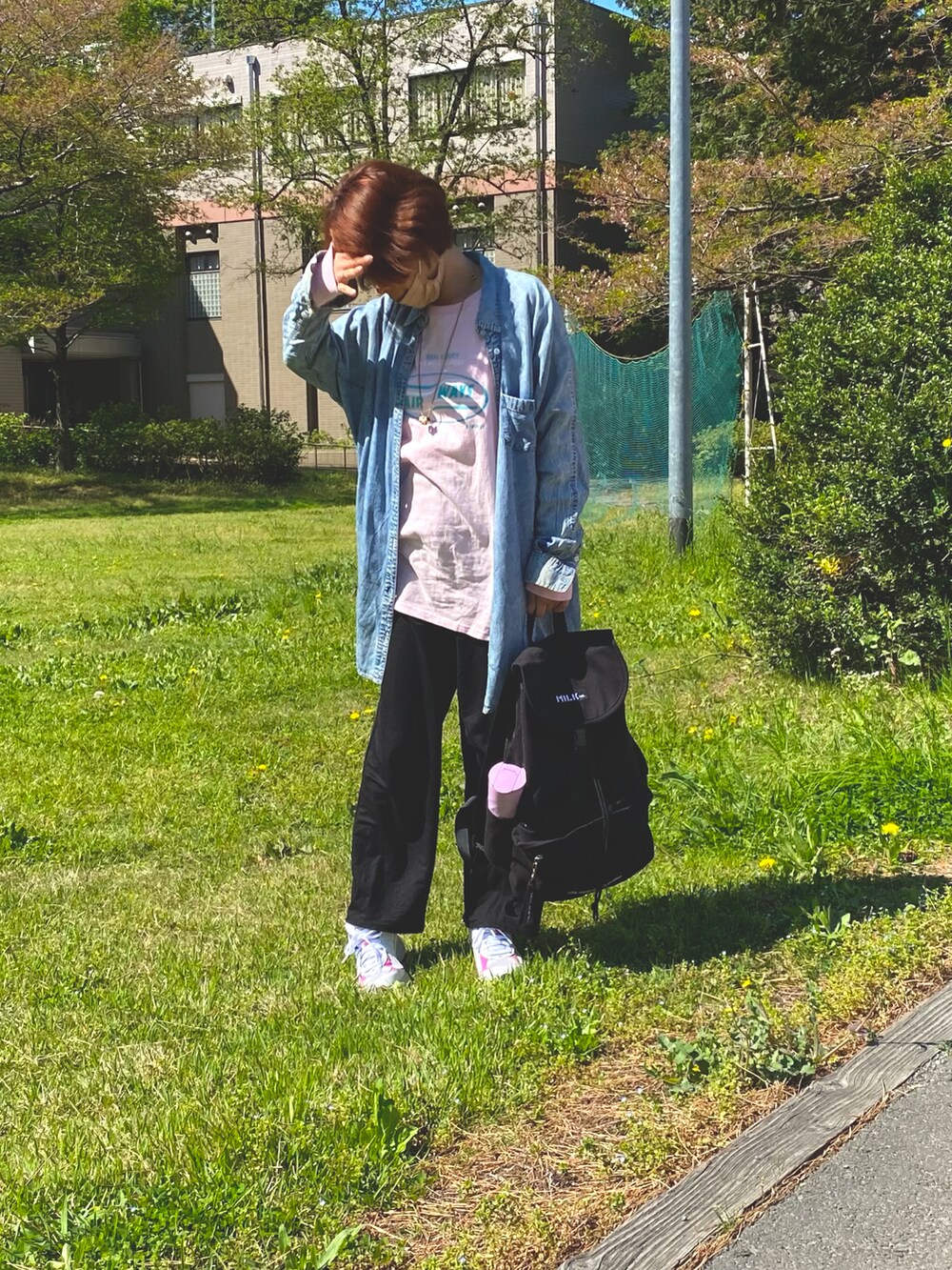 ブルー系のシャツ/ブラウス、ピンク系のTシャツ/カットソー、ブラック系のバックパック/リュックを着用したレディースの春コーディネートの2枚目の写真