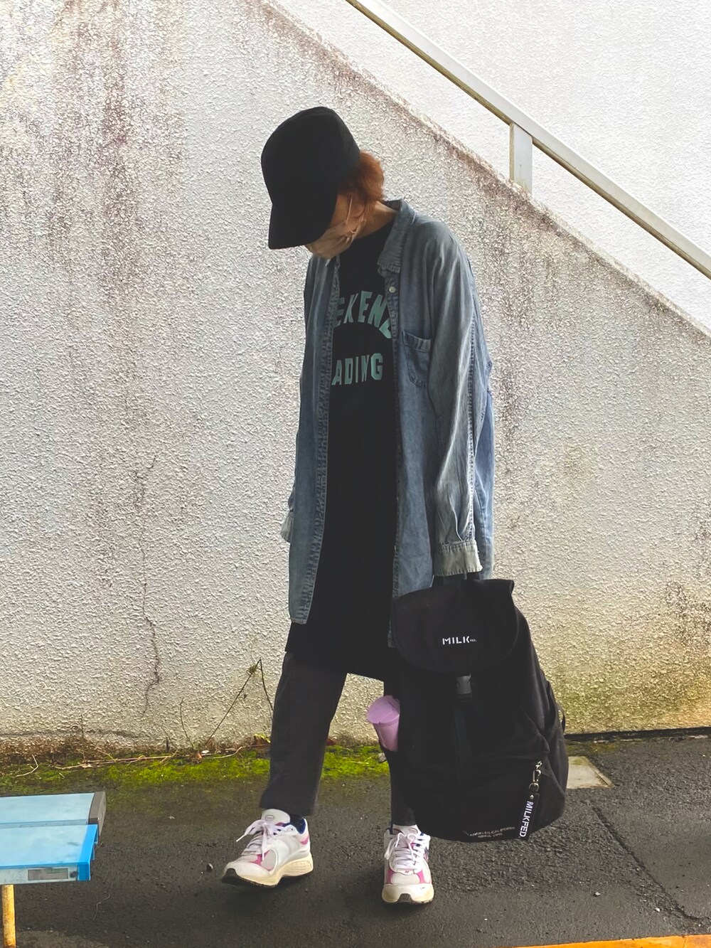 ブラック系のTシャツ/カットソー、ブルー系のシャツ/ブラウス、ブラック系のバックパック/リュックを着用したレディースの春コーディネートの3枚目の写真