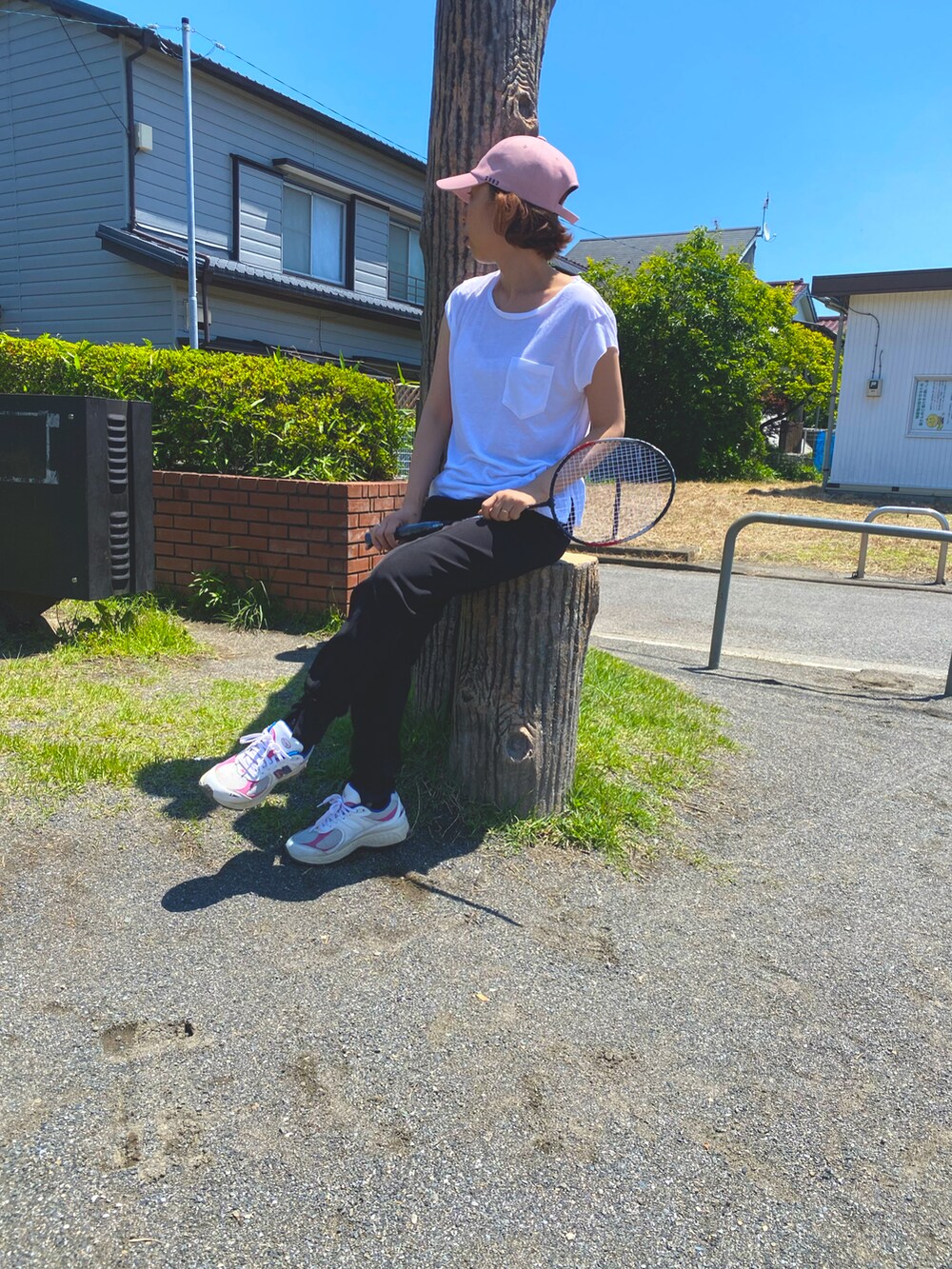 ホワイト系のTシャツ/カットソー、ブラック系のパンツ、その他のスニーカーを着用したレディースの春コーディネートの2枚目の写真