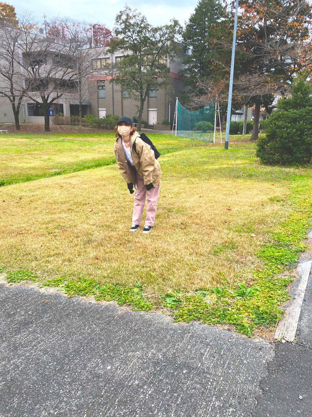 ブラック系のデニムパンツ、ブラック系のスウェット、ブラック系のスニーカーを着用したレディースの冬コーディネートの2枚目の写真