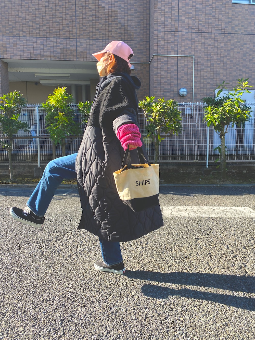 グレー系のニット/セーター、ブラック系のノーカラージャケット、ホワイト系のトートバッグを着用したレディースの冬コーディネートの3枚目の写真
