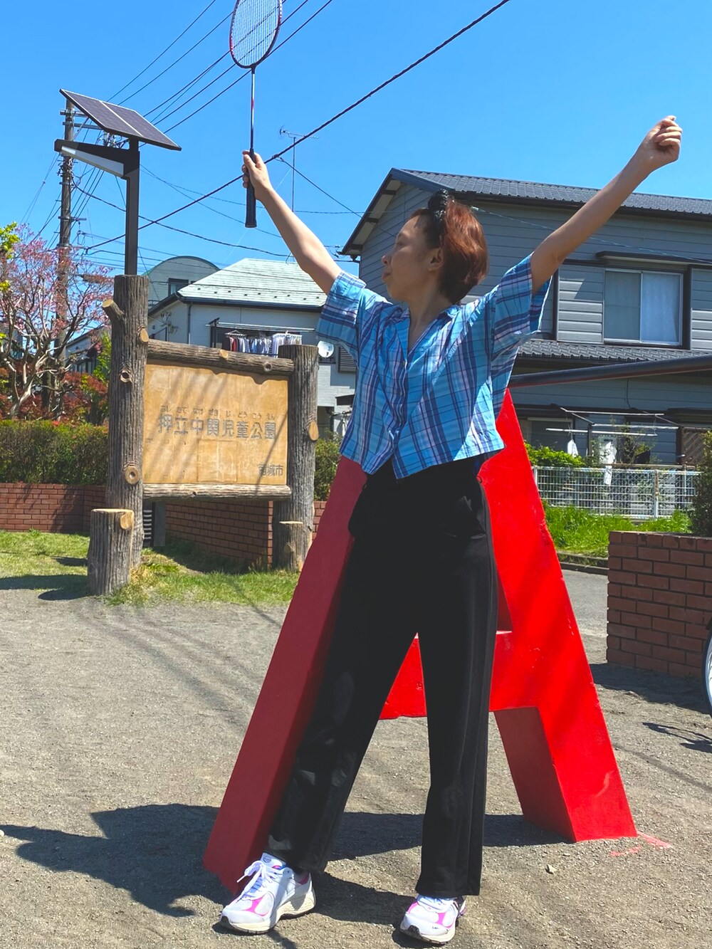 ブルー系のシャツ/ブラウス、ブラック系のその他パンツ、ホワイト系のスニーカーを着用したレディースの春コーディネートの2枚目の写真