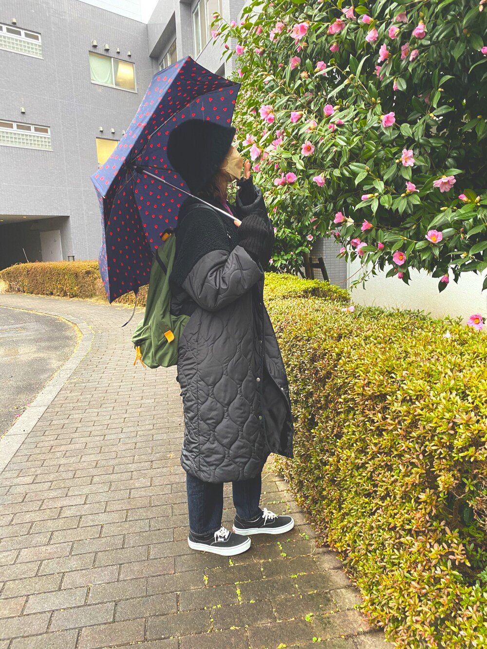 ブラック系のノーカラージャケット、パープル系のニット/セーター、ブラック系のデニムパンツを着用したレディースの冬コーディネートの3枚目の写真