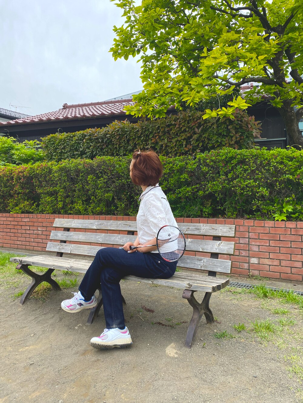 ホワイト系のシャツ/ブラウス、ブルー系のデニムパンツ、ホワイト系のスニーカーを着用したレディースの春コーディネートの2枚目の写真