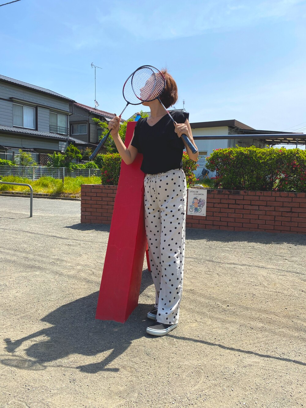 ブラック系のTシャツ/カットソー、その他のパンツ、ブラック系のスニーカーを着用したレディースの春コーディネートの2枚目の写真