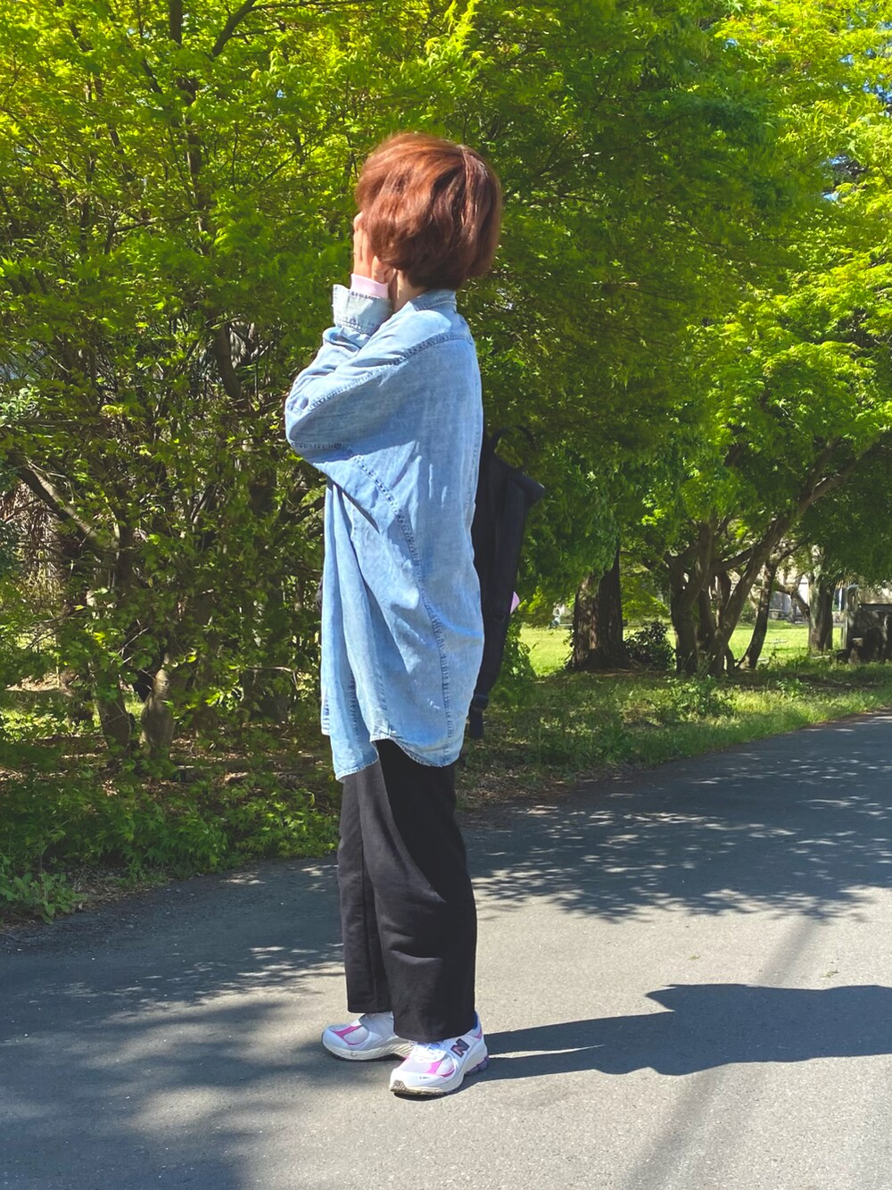 ブルー系のシャツ/ブラウス、ピンク系のTシャツ/カットソー、ブラック系のバックパック/リュックを着用したレディースの春コーディネートの3枚目の写真