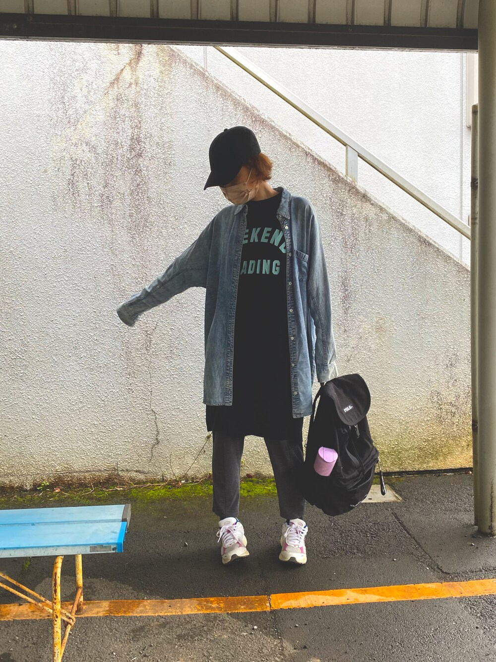 ブラック系のTシャツ/カットソー、ブルー系のシャツ/ブラウス、ブラック系のバックパック/リュックを着用したレディースの春コーディネートの4枚目の写真