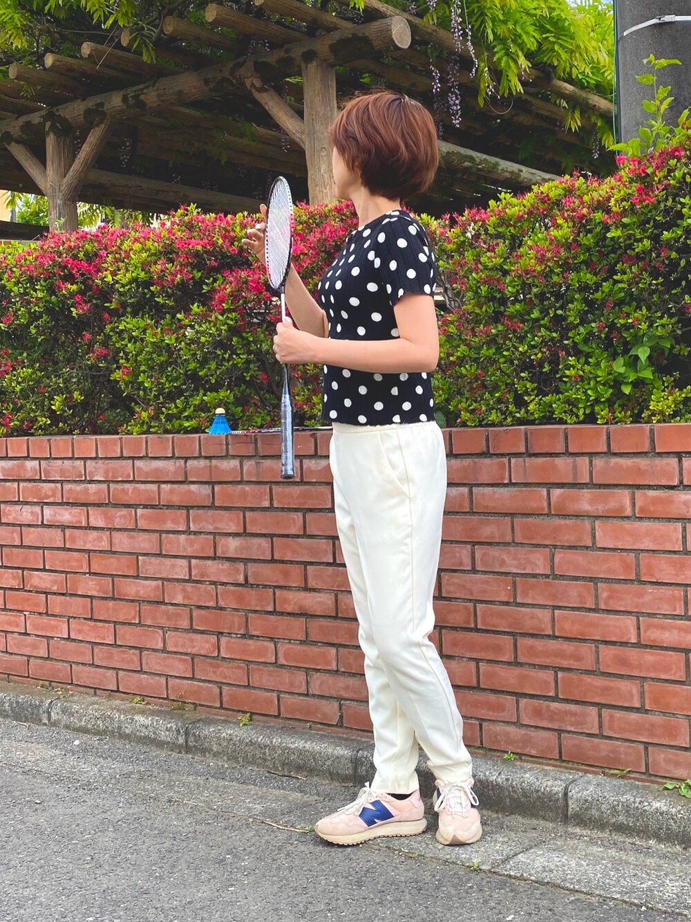 その他のTシャツ/カットソー、ホワイト系のパンツ、ピンク系のスニーカーを着用したレディースの春コーディネートの2枚目の写真