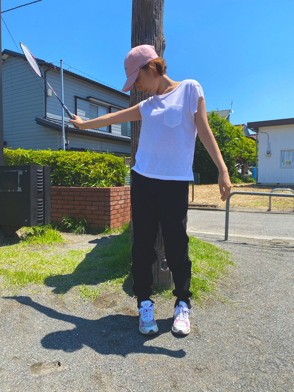 ホワイト系のTシャツ/カットソー、ブラック系のパンツ、その他のスニーカーを着用したレディースの春コーディネートの3枚目の写真